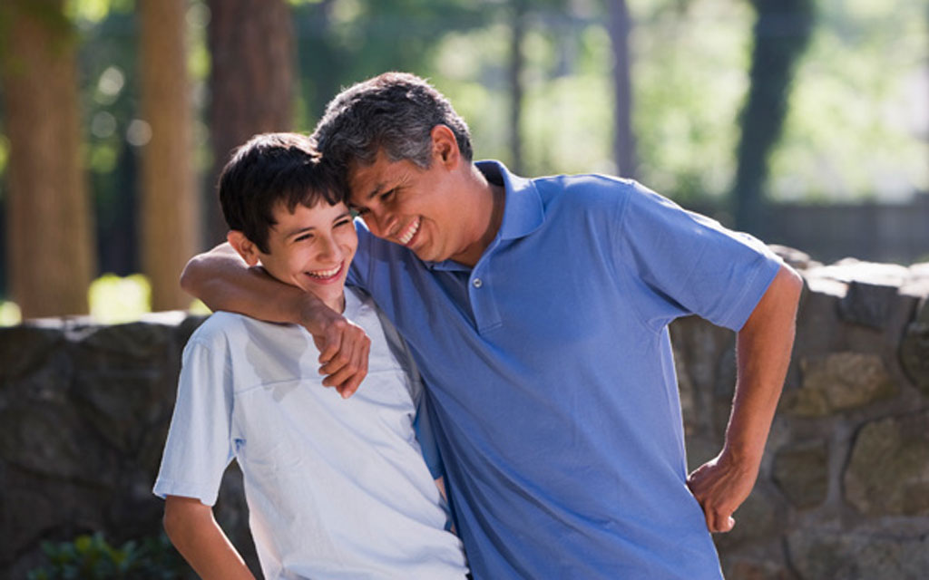ارتباط-صمیمانه-والدین-با-فرزند-نوجوان