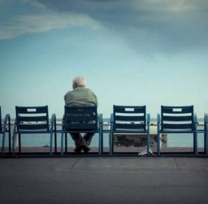 پیرمرد تنها و غمگین