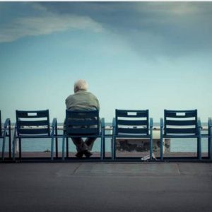 پیرمرد تنها و غمگین